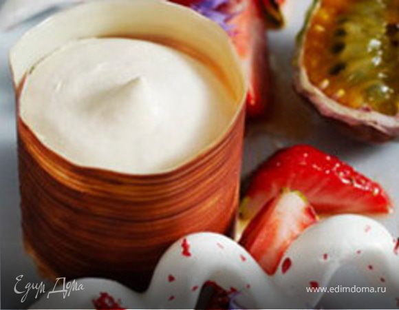 Парфе из белого шоколада и маракуйи с клубничным салатом Парфе из белого шоколада и маракуйи с клубничным салатом