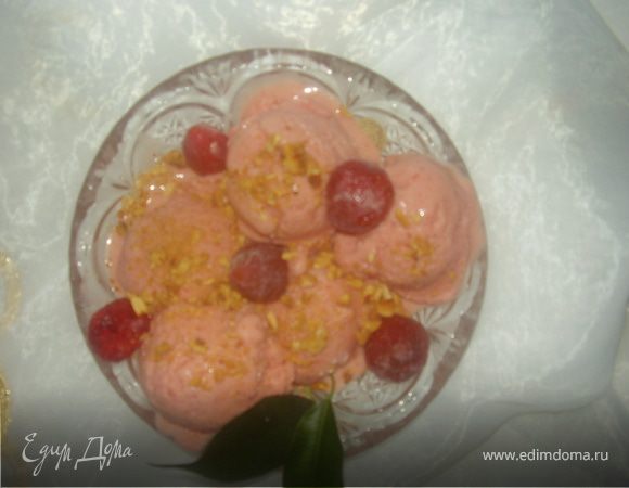 Сливочно-клубничное мороженое Сливочно-клубничное мороженое