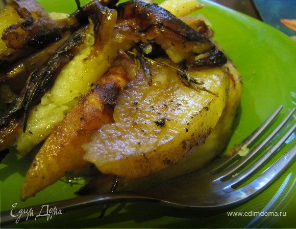 Картошка с розмарином и красным луком