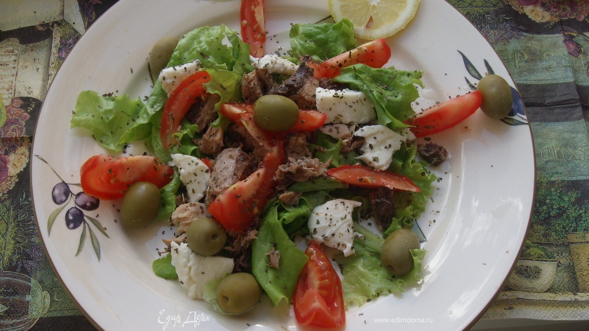 Салат с тунцом и моцареллой