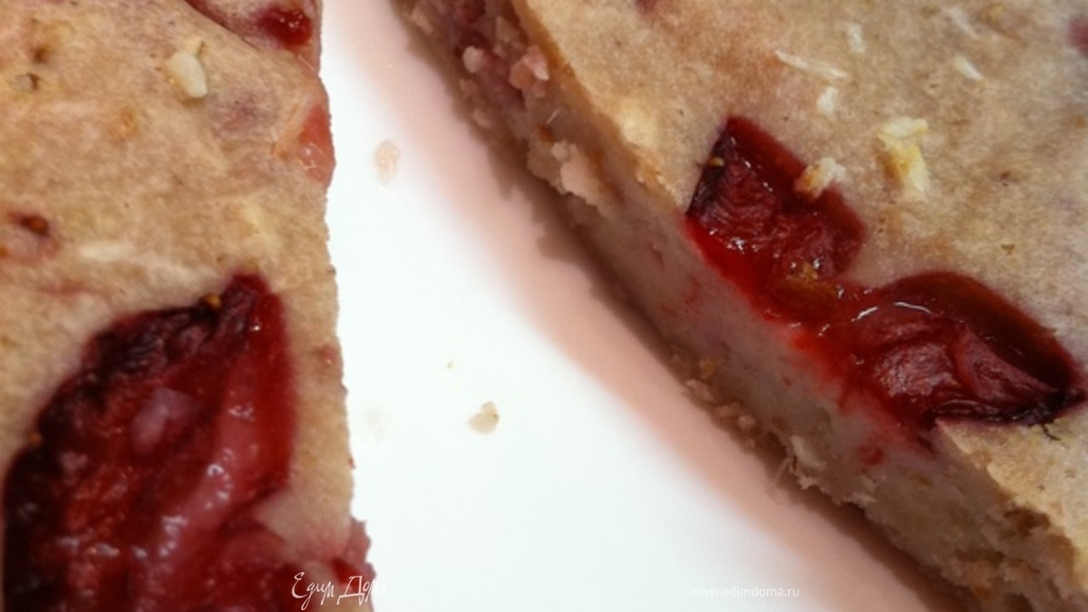 Клубнично-кокосовый пирог с рикоттой и кускусом