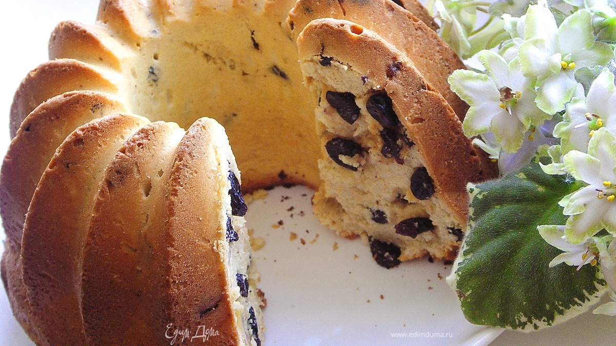 Кекс ванильный с изюмом.