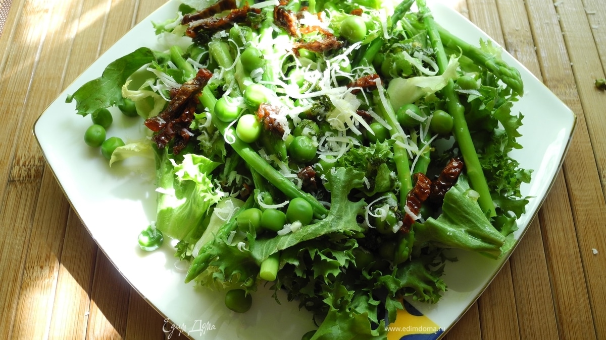 Салат из спаржи с зеленым горошком с мятным соусом