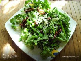Салат из спаржи с зеленым горошком с мятным соусом
