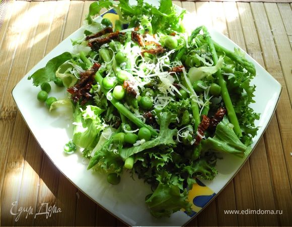 Салат из спаржи с зеленым горошком с мятным соусом