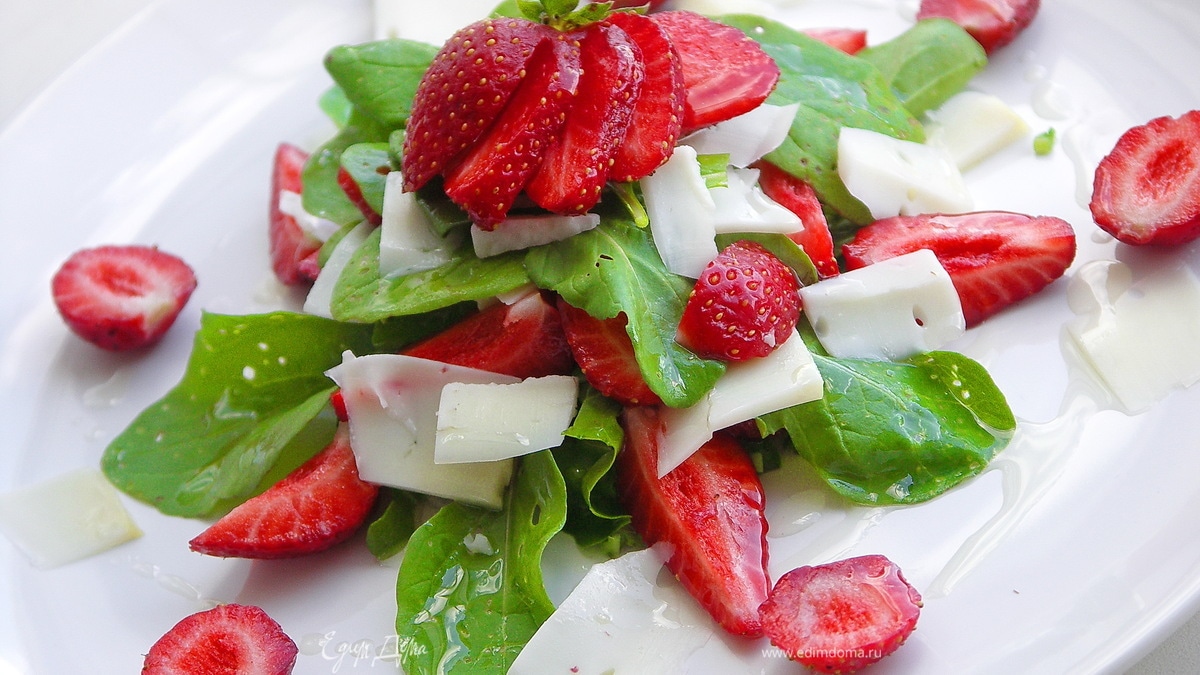 Салат из руколы и клубники с козьим сыром