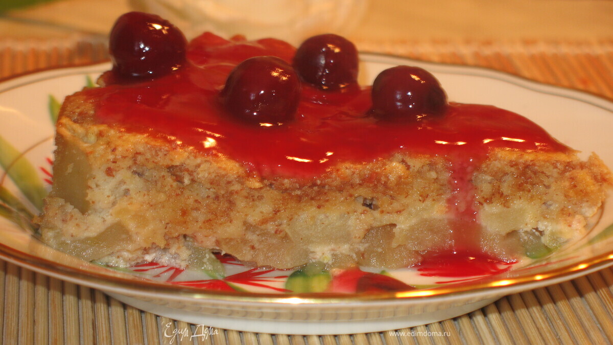 Миндальный яблочный пирог с вишневым соусом