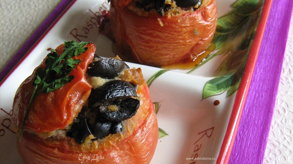 Горячая закуска из фаршированных маслинами помидор