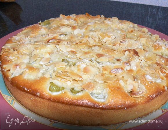 Пирог с ревенем и миндальной посыпкой