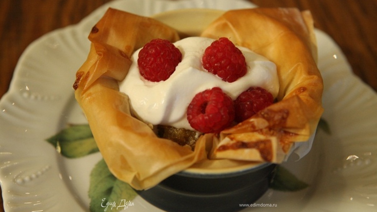 Пирожные из теста фило с ванильным кремом и малиной