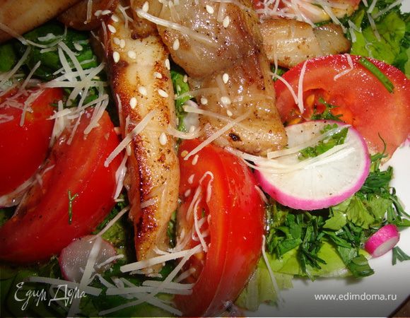 Салат с овощами и белой рыбой