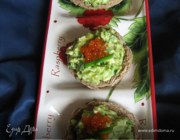 Хлебные тарталетки с авокадно-яичным салатом