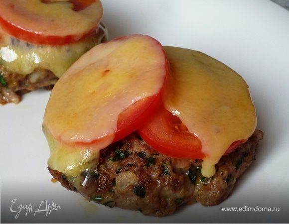Сочные биточки, запеченые с сыром и помидорами