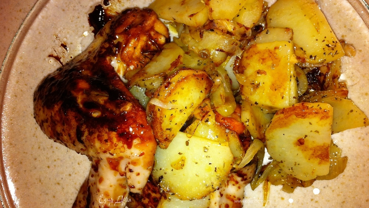 Куриные крылышки в соево-медовом соусе с картофелем и орегано