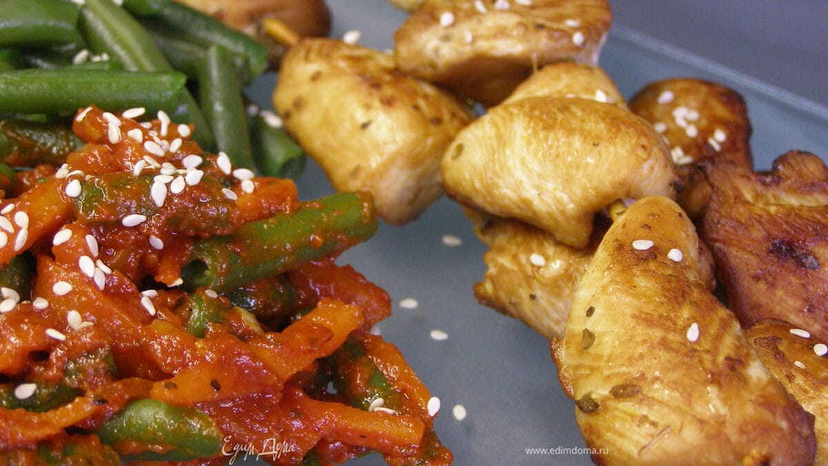 Курица на шпажках с соте из стручковой фасоли