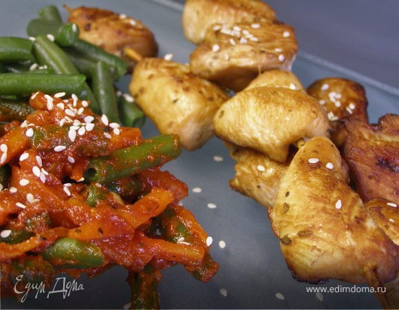Курица на шпажках с соте из стручковой фасоли