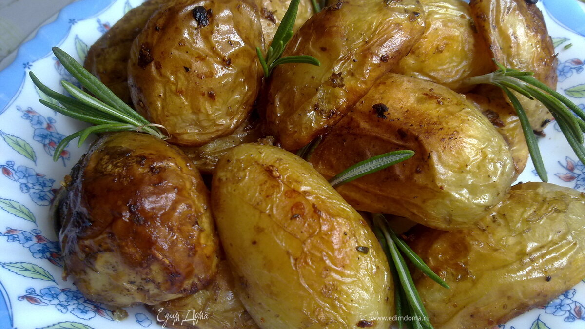 Картофель, запеченный с розмарином и чесноком