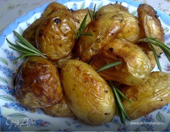 Картофель, запеченный с розмарином и чесноком