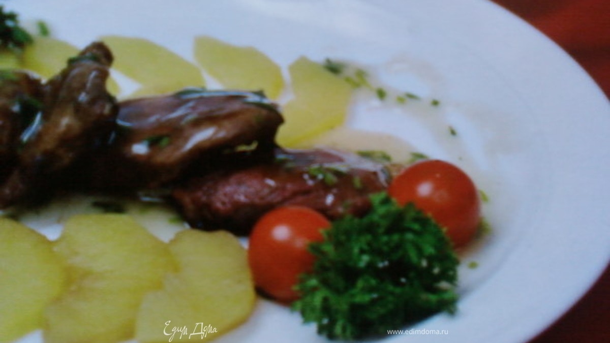 Утиное филе с помидорками черри и яблоками.