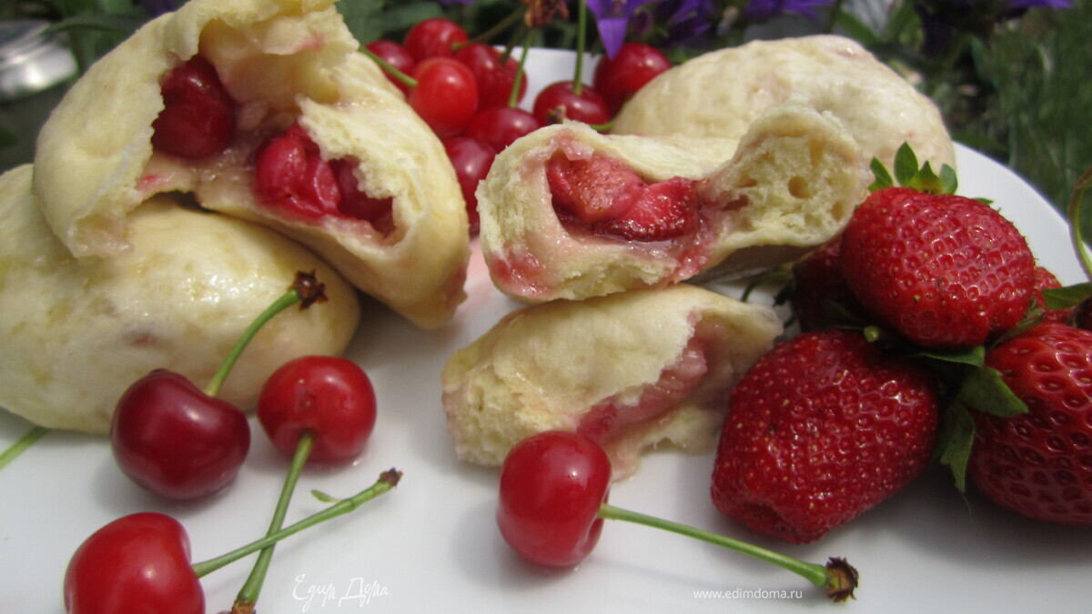 Паровые вареники с вишней и клубникой.