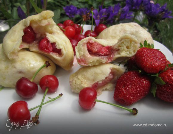Паровые вареники с вишней и клубникой. Паровые вареники с вишней и клубникой.