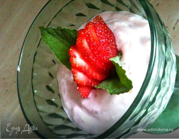 Легкий творожный крем-десерт с клубникой и мятой! Легкий творожный крем-десерт с клубникой и мятой!
