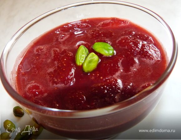 Клубничное варенье с белым шоколадом и фисташками