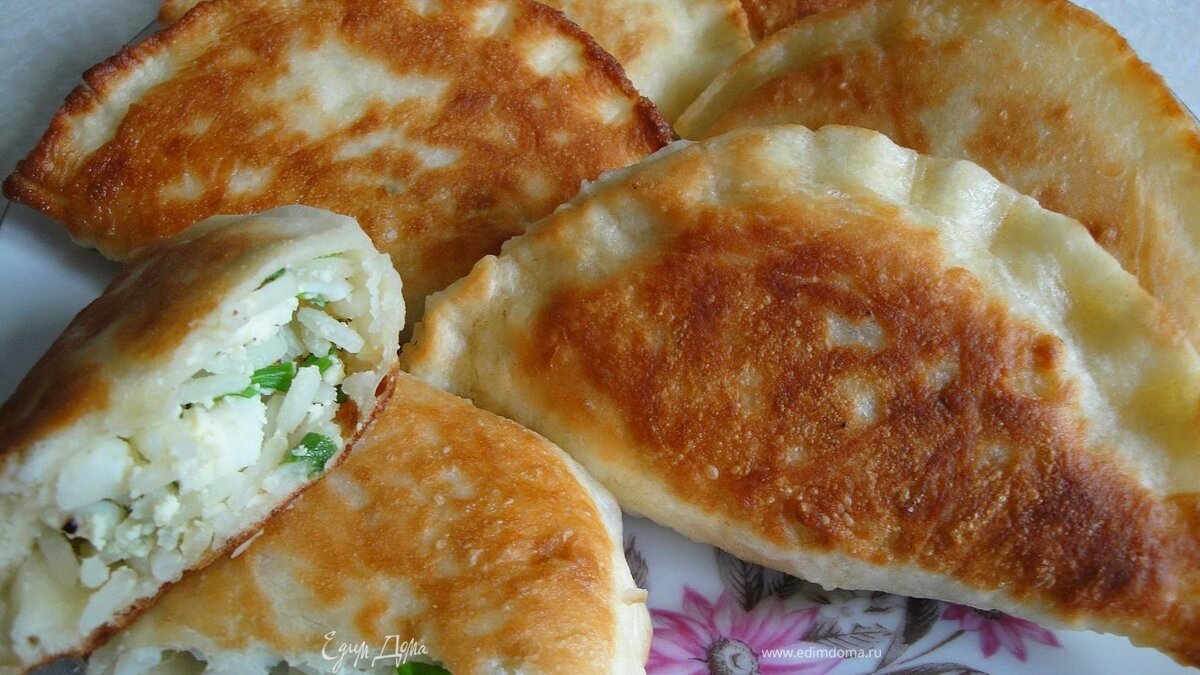 Воскресные пирожки с луком, яйцом и рисом