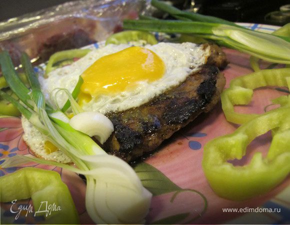 Молодая говядина с розовым перцем,греческими специями и яйцом