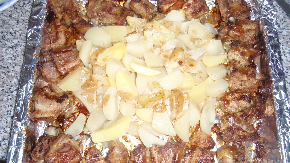 Ребра, запеченные с картофелем