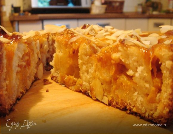 Пирог с абрикосами и миндальными лепестками