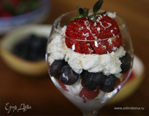 Творожно-сливочный крем с малиной и голубикой