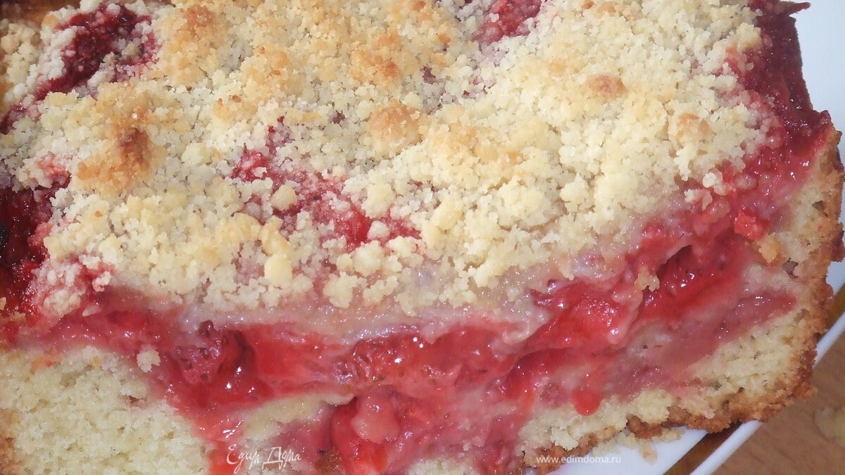 Клубничный пирог со штрейзелем