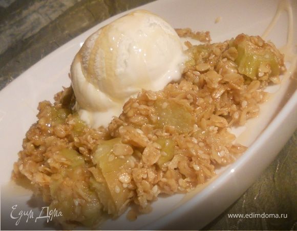 Ревеневый крамбл с мороженым