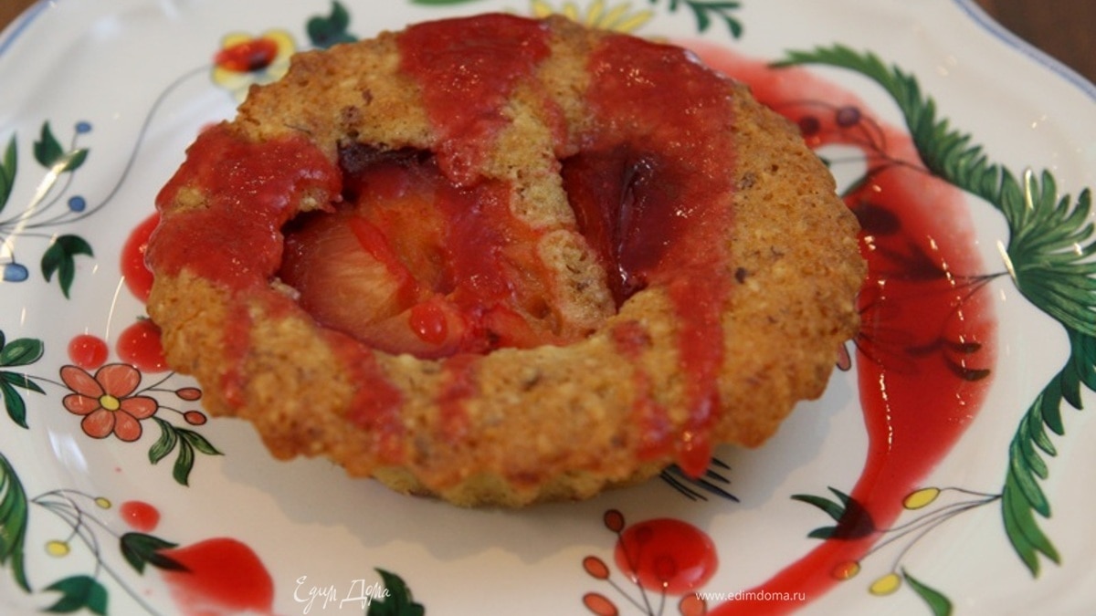 Миндальные тарталетки со сливовым соусом