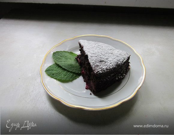 Шоколадный пирог с вишней