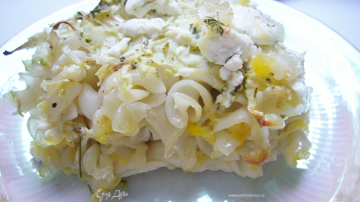 Запеканка из кабачка, феты и макарон.