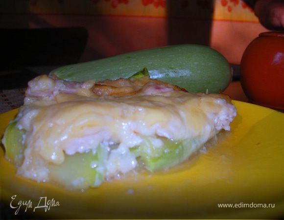 Курица на кабачковой подушке под соусом бешамель с сулугуни Курица на кабачковой подушке под соусом бешамель с сулугуни