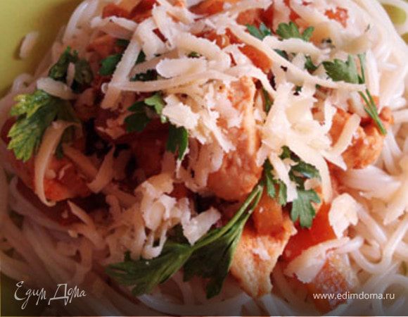 Спагетти с курицей и ананасами