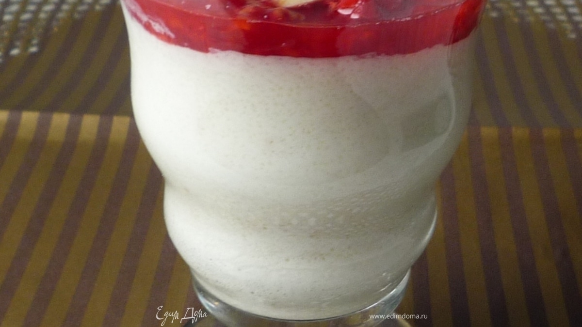 Манный пудинг  с миндалем и малиновым соусом