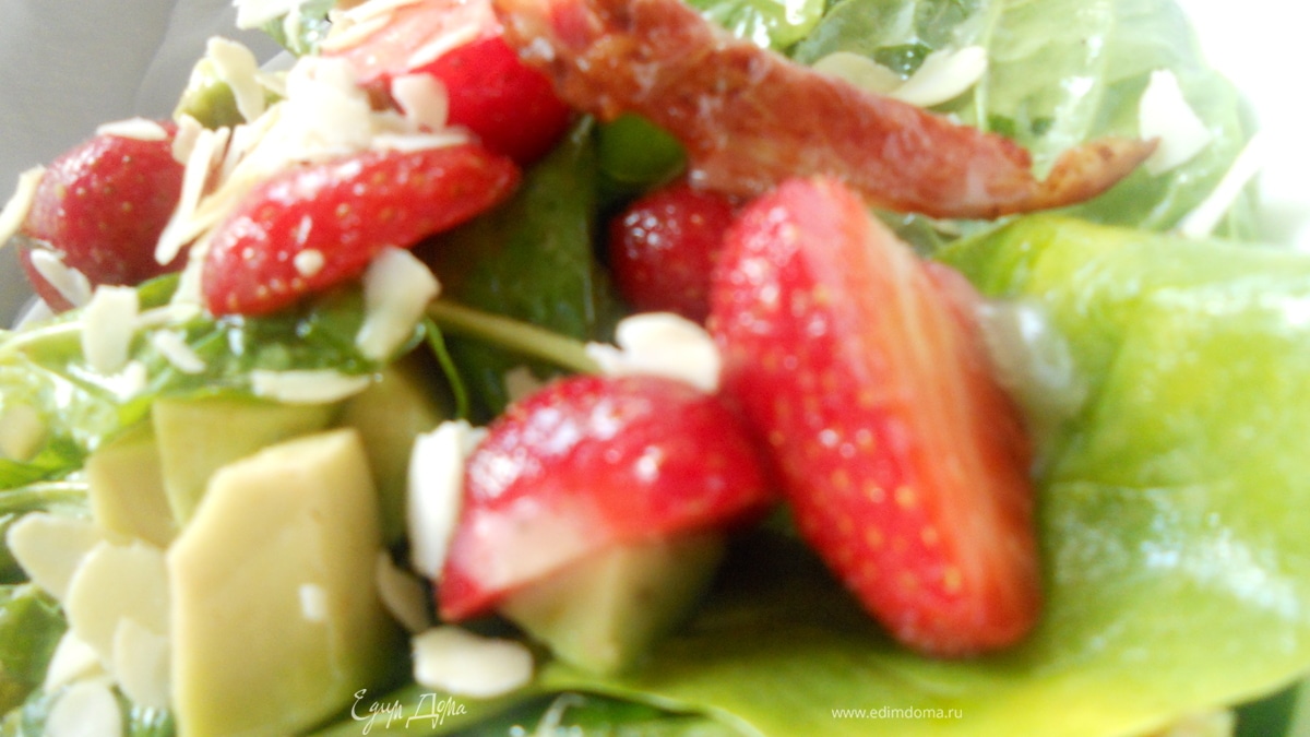 Салат со шпинатом, клубникой и хрустящим беконом