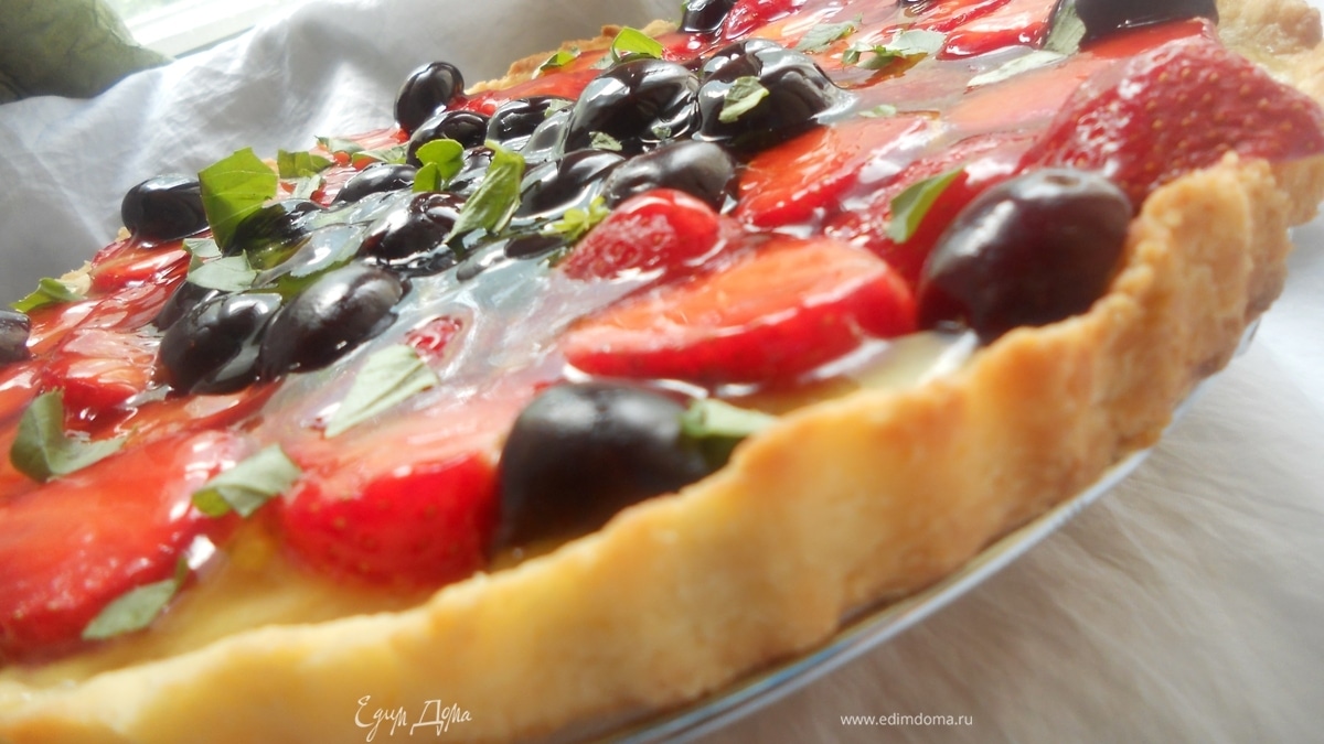 Клубнично-черешневый тарт с базиликом