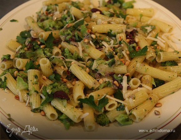 Паста с брокколи, оливками и кедровыми орешками 