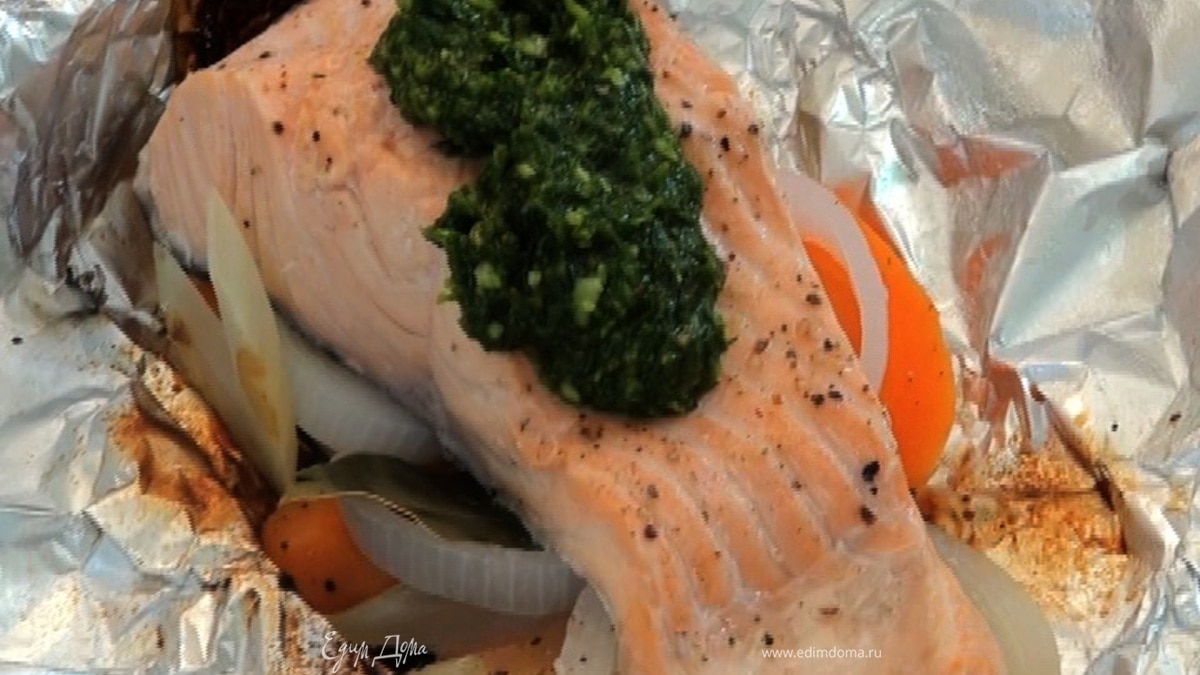 Семга, запеченная на гриле, с зеленым соусом