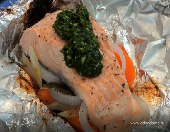 Семга, запеченная на гриле, с зеленым соусом