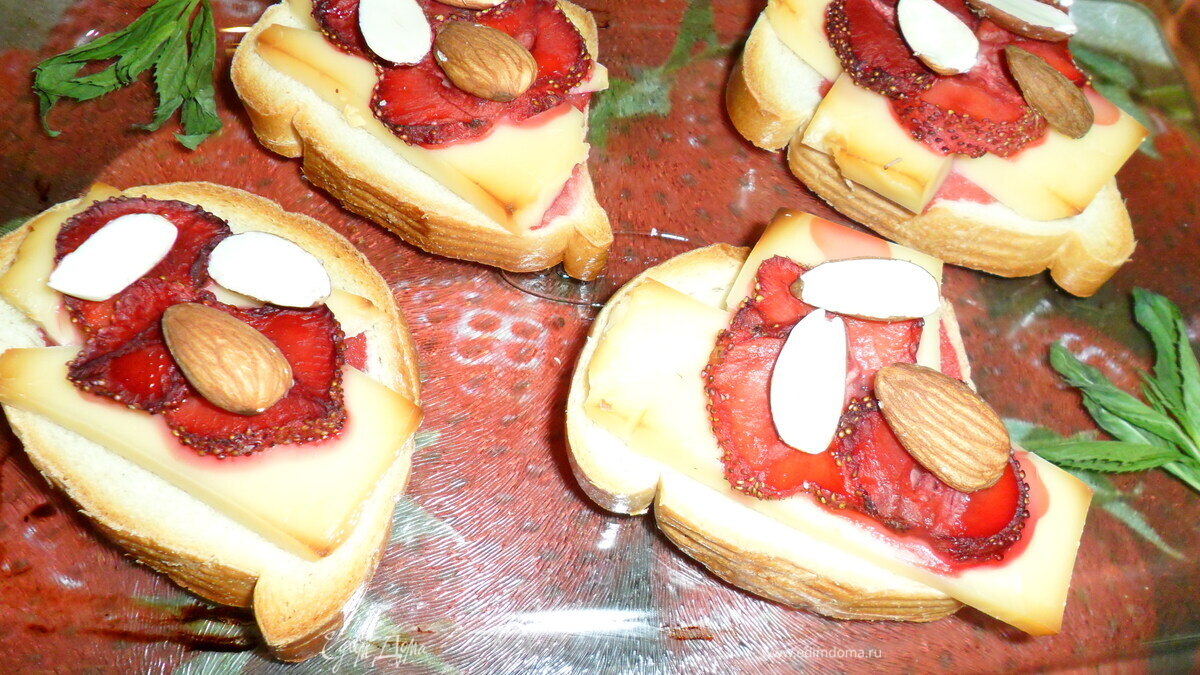 Тосты с клубникой и сыром бри