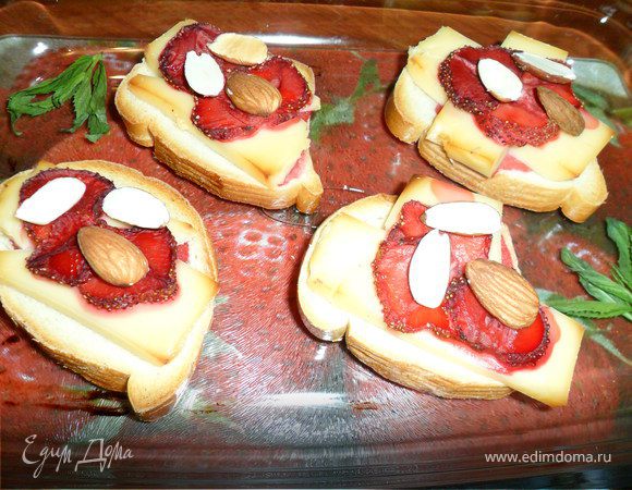 Тосты с клубникой и сыром бри Тосты с клубникой и сыром бри