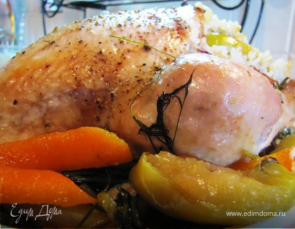 Курица, маринованная в соевом соусе, с рисом и яблоком