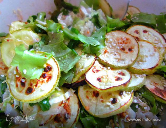Зеленый салат с запеченными кабачками.