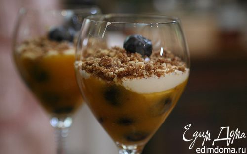 Рецепт Завтрак из консервированных персиков с голубикой и орехами